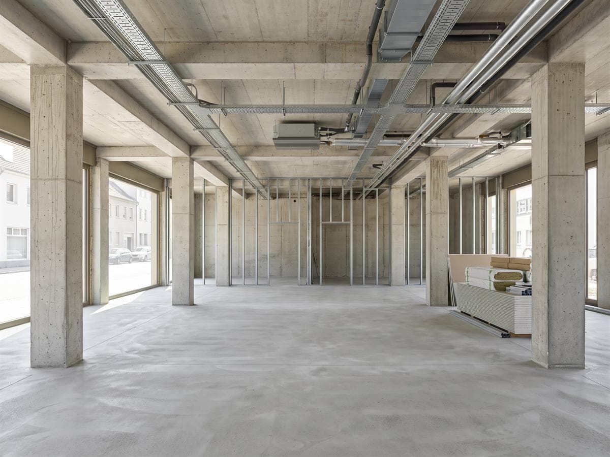 Local comercial de obra nueva diáfano con la estructura y las instalaciones vistas por AZL en Ferrol
