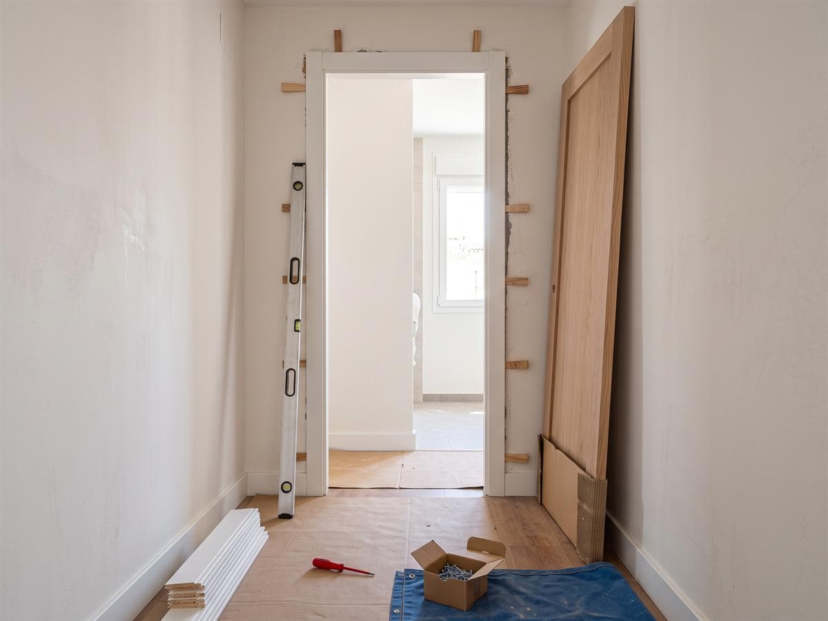 Montaje de una puerta interior por el equipo de AZL en Ferrol