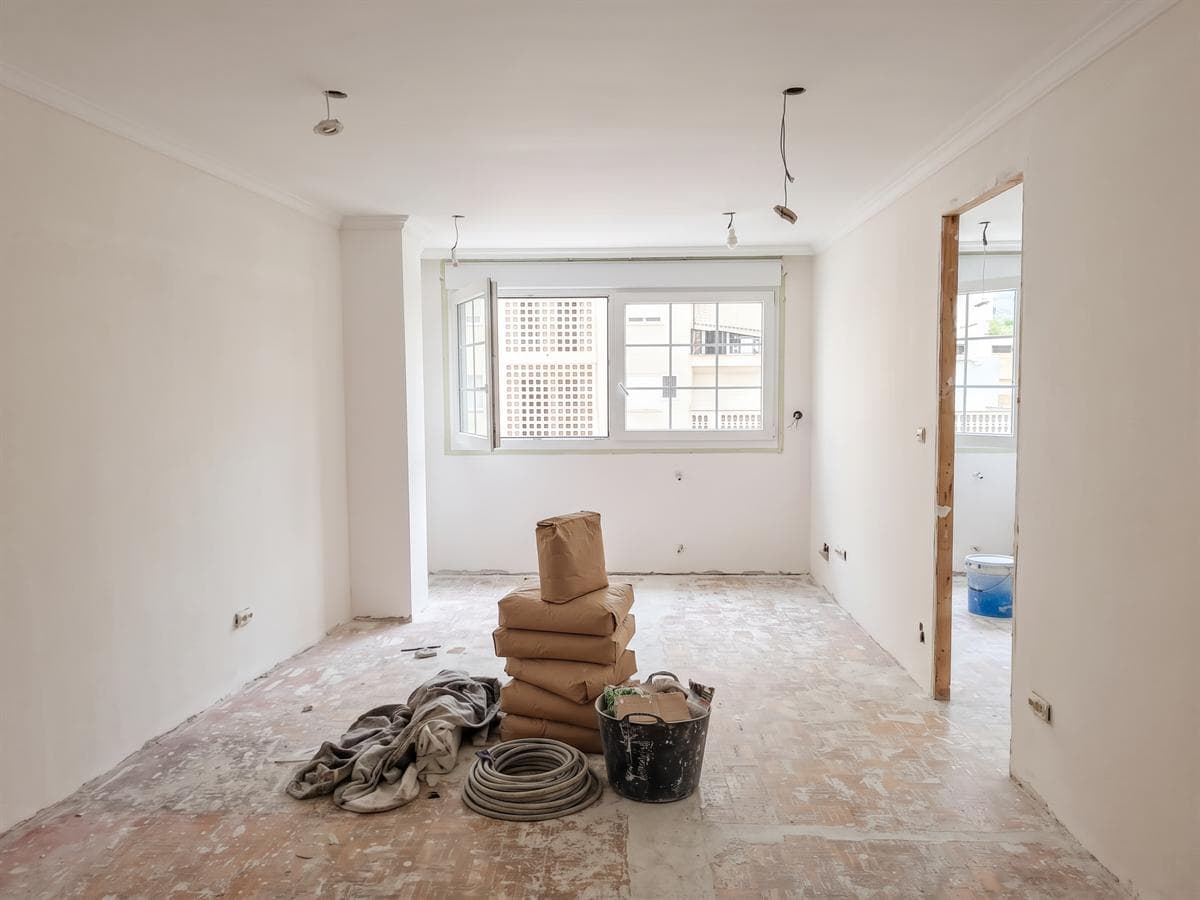 Salón de una vivienda en obra durante una reforma integral de AZL en A Coruña