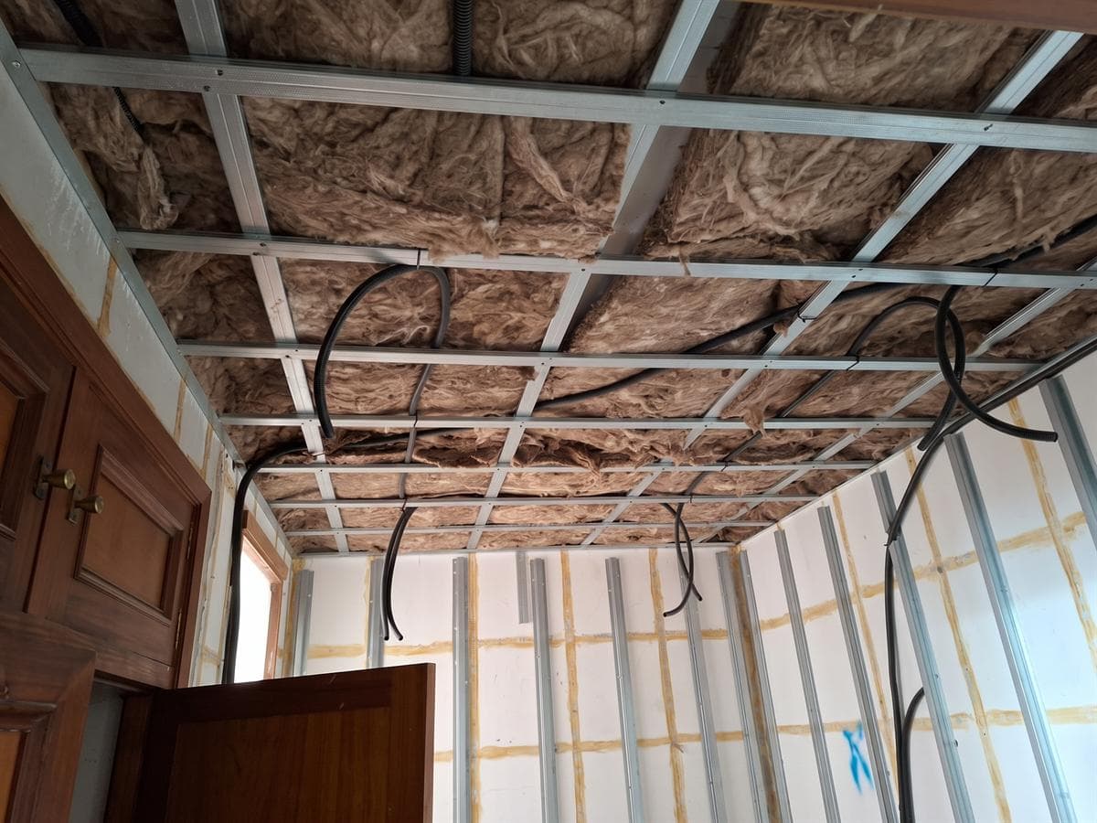 Montaje de tabiquería de pladur y falso techo por AZL en Ferrol