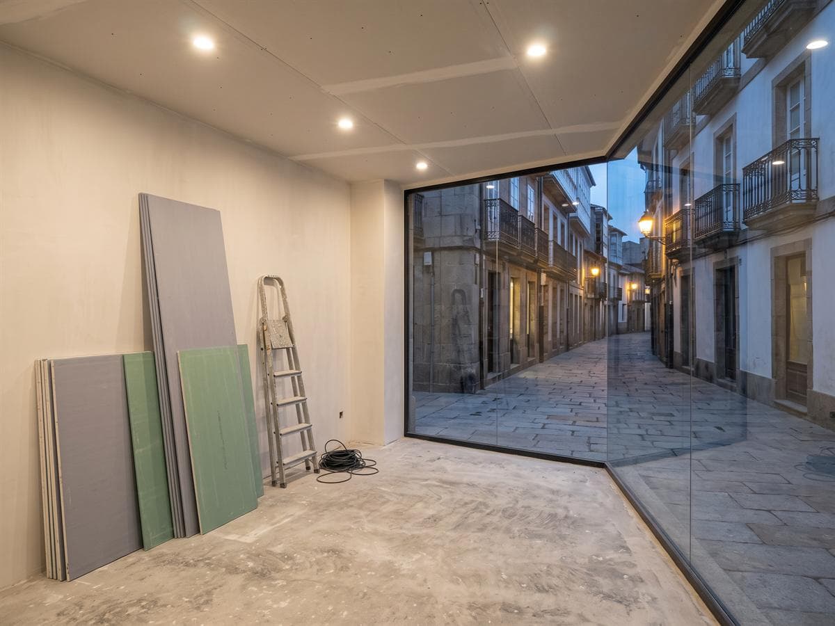 Local comercial reformado por AZL y preparado para su apertura en Ferrol