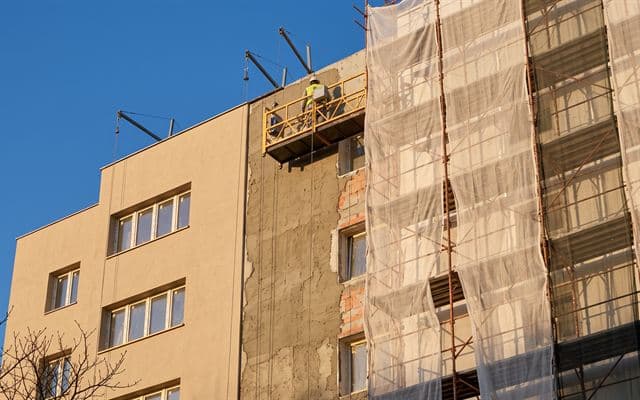 Rehabilitación de la fachada de un edificio con andamio y plataforma colgante por AZL en A Coruña